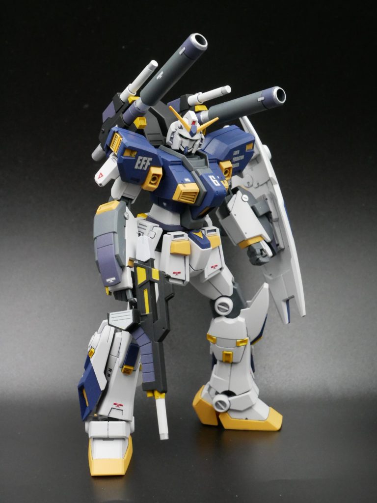 下半身が基本白のみだったので、ノズル部分を黄色で部分塗装してます。キャノンやビームライフル、腕の甲、お腹周りも、黄、白、メカグレー、シャインシルバーで色分けしてみました😊基本的にほぼガンダムマーカーエアブラシで塗ってます😌そして各所にデカールも貼ってます。中でも胸につけた「6」がお気に入り🤤✨仕上げにツヤ消しトップコートしてます。