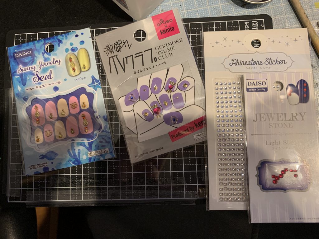 ダイソーのネイルパーツを恥じらうことなく堂々と吟味して購入