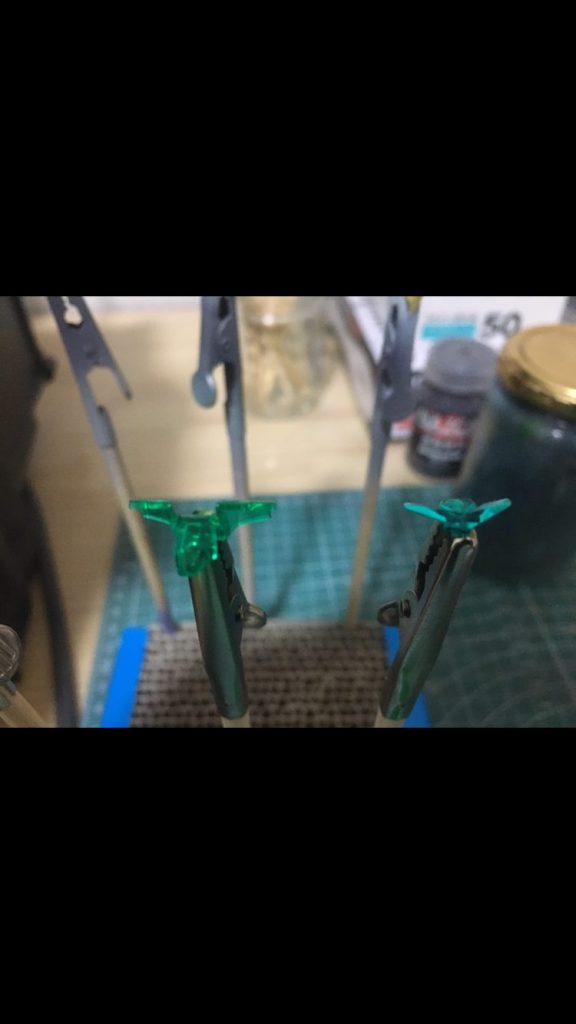 クリアパーツにはガイアカラーの蛍光グリーンを軽く吹いています、右が塗装前で左が塗装後です、結構色味が変わります