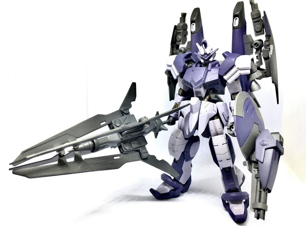 素立ちの状態。今回のメインウェポン『エクスキューショナーランス』の保持が結構大変>_<…てか顔暗くてすみません!相変わらずガンダムマーカーエアブラシの全塗装なのですが、今回はガンダムマーカーの首軸をペンチで外し、ニューホワイトとメカグレー(紫)を調色、ボディの淡い薄紫を作ることにも挑戦してみました!