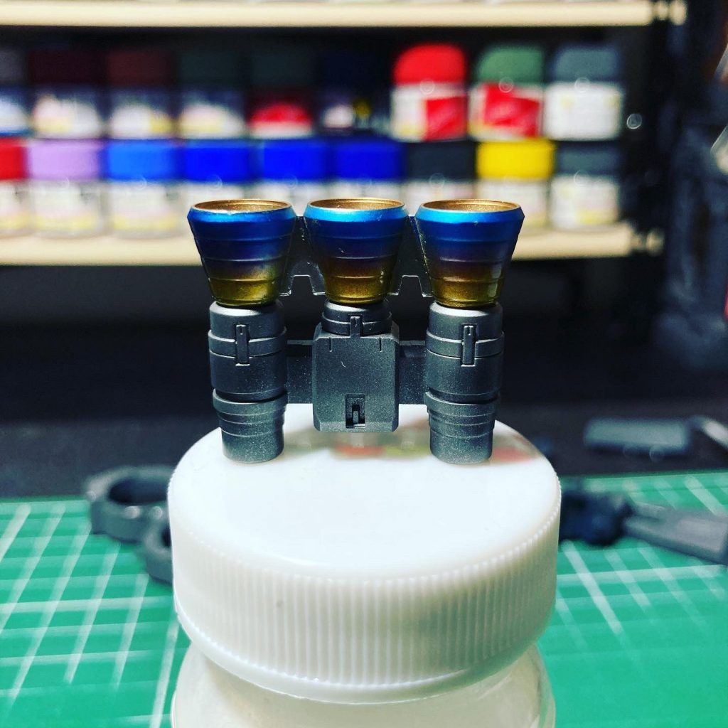 隠れて見えませんが、腰裏のバーニアは焼け塗装で仕上げています。