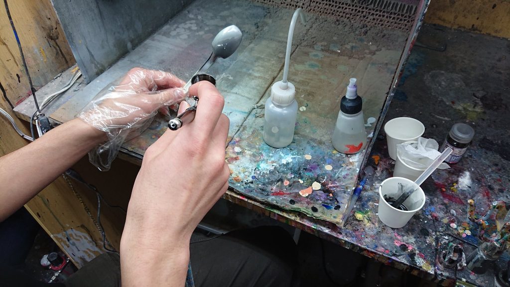 キャンディ塗装をしたかったのですが、自分はエアブラシを持っていないためどうするか悩んでました...そこで、秋葉原工作室さんにおじゃまして塗装をさせていただきました！店長も優しく、また機材や塗料も豊富で、おまけに値段も安いです！同じようにエアブラシで悩んでいる方はぜひ行ってみてください！秋葉原工作室のTwitter：https://twitter.com/akihabarakousak