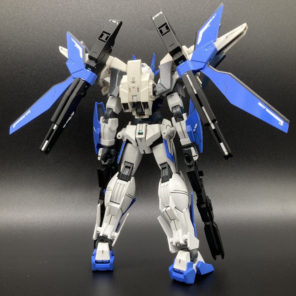 背面ショットキットのままでは物足りなかったアームドウイングバインダー 羽を新造してやや大型化、リアアーマーもサイドアーマー変更の都合で幅を切り詰めてます。銃握り手はダブルオーダイバー付属のハンドパーツを使用、地味に手首カバー作ってます。