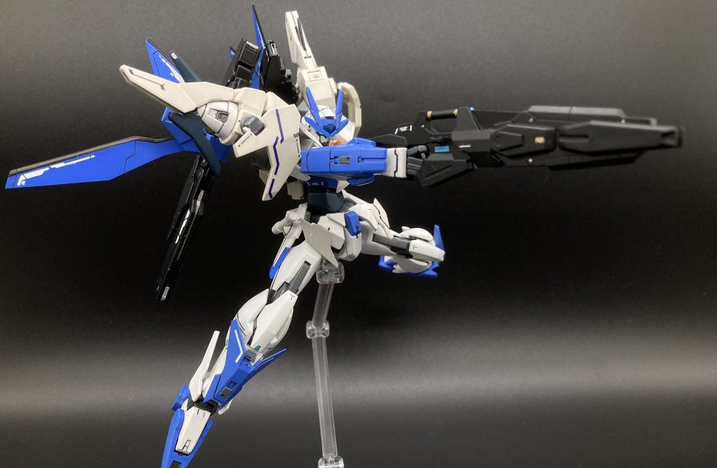 アクションビームライフルは半分から先砲身をリバーシブルガンダム背面ファングと置き換えてゴツく　 ここもキットのままでは物足りなかったポイント