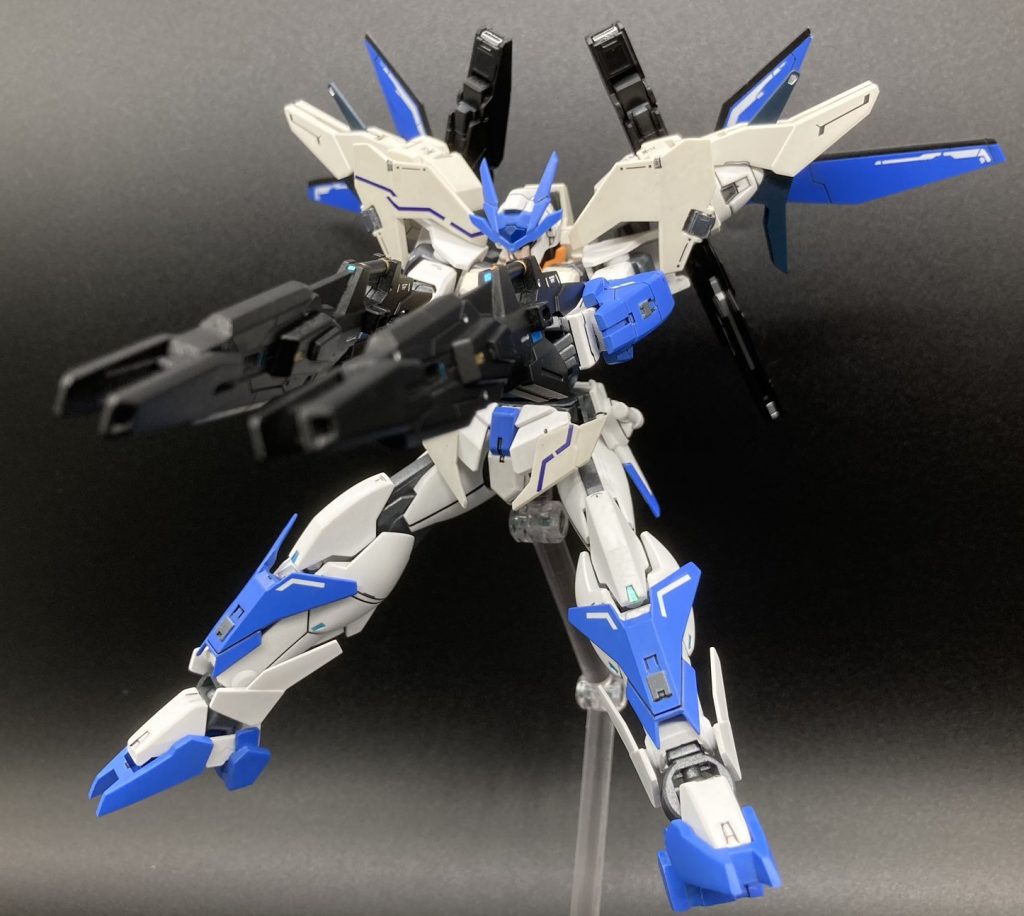 ミキシング先の機構で砲身スライドによるバーストモード設定追加ミキシングに伴いアームドウイングバインダーとの合体機構はなくなってます