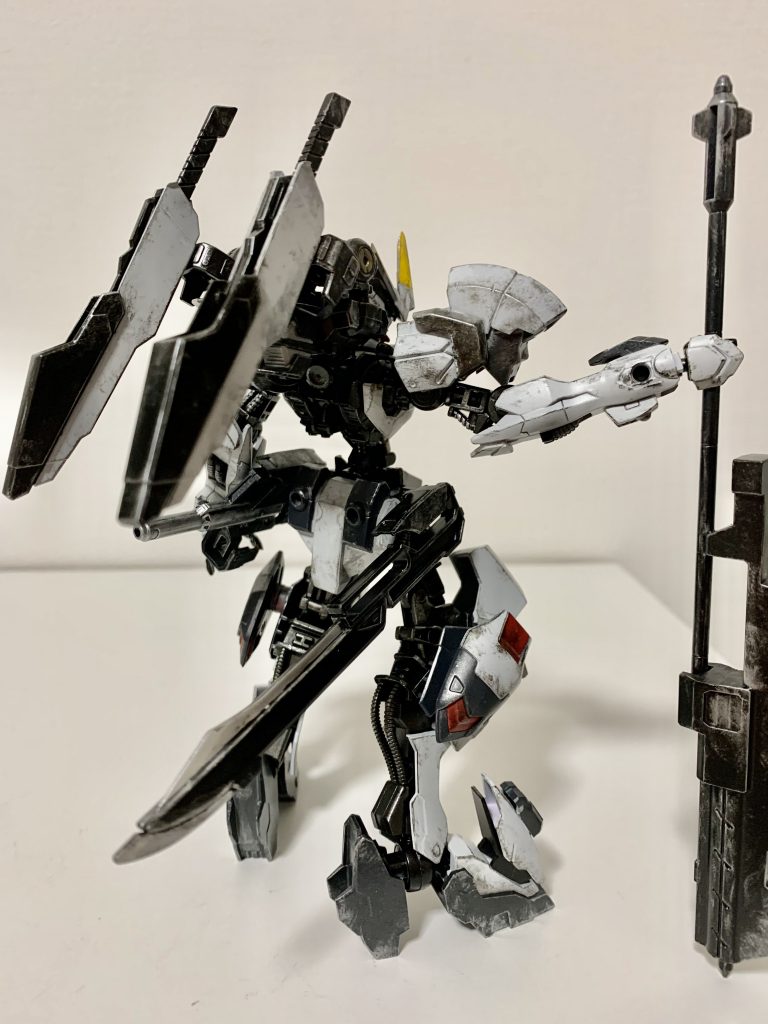 ASW-G-60 ガンダム・ナフラ ケントゥリア前作に記載した独特なシステム「エイハブ・ストレンジ」は失われておらず、それを用いた力強いバトルスタイルで人気を博しています。パイロットは元ヒューマンデブリの青年で少年期に阿頼耶識手術を二度受けておりパイロットとして生きてきたが、廃止政策の進行に伴い奴隷のような立場から解放されたものの、生きて行く金も別の仕事をする為の知識や技術もなく結局は不自由である事に気づき、ある輸送企業と契約し当企画に参加した。(契約内容はパイロットへのMSの貸与に加え一試合あたり賞金の2割を分配するものとなっている)通常ヒューマンデブリは組織の所有物扱いであり、賞金の分配など考えられないのでこの待遇は破格と言える。現在は地球へ行って永住するために渡航費と生活する為の費用を稼ぐため、命がけの試合を続けている。