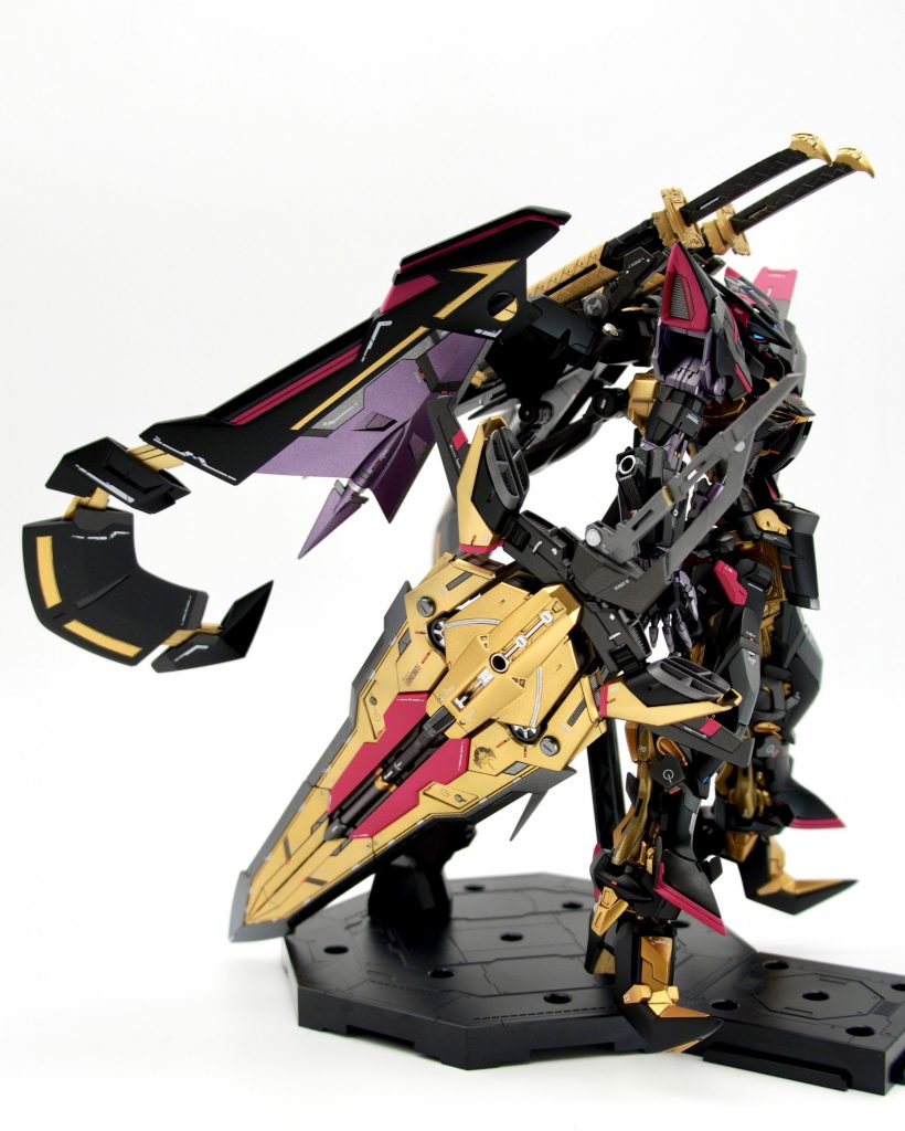 ◾️機体解説天ミナから一部試験運用改修したプラン。タクティカルアームズ【アメノムラクモ(天叢雲)】をオーブ製として転用搭載。MS用日本刀式実態剣【イザナギノツルギ】【イザナミノツルギ】も専用装備としてレアメタル精製/鋳造、装備された。従来装備【マガノイクタチ】も全方向に柔軟に対応出来る様になり中〜近接戦に更に特化した。反面機体重量は増しているため基本的には宙間戦闘を想定している。