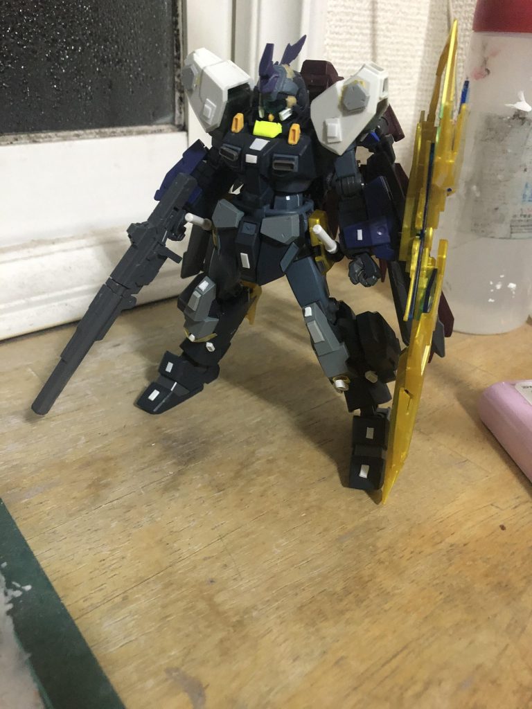 塗装前です。ベース機は設定通りジェスタを使用してどこまでペイルライダーに近づけるかという挑戦でした。他のこだわりポイントとしてはバイザーを差し替えで変更できたりトーリスリッターを見習ってアームド・アーマーを騎士のマントの様に配置したりしました。