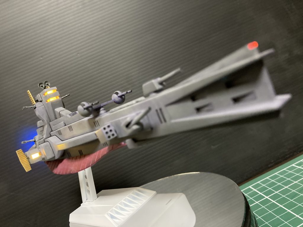 モジュレーション、エアコンのフィルターでムラを付けて、エナメルパープルでフィルタリング、ウェザリングカラーで流し込み。窓など光る部分は、UVレジンで作りました。