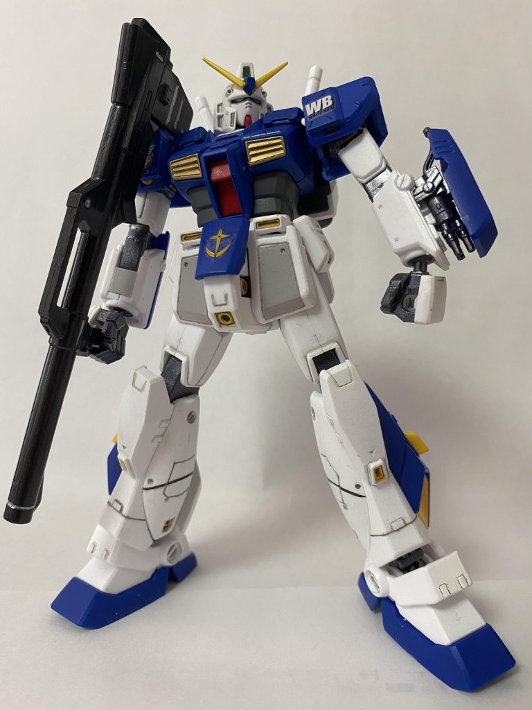 それにしても、さすがは13年前のガンプラ、なかなか可動域も狭く、のっぺらパーツも多いし、何より組方が昔のHGという感じで懐かしかったです!