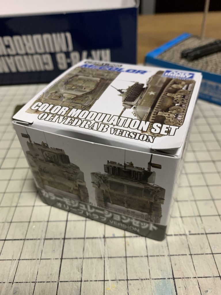 カラーリングも自分にしては珍しく、戦車のカラーセット↑から3色使用してみました。まあスタートから目指していたのが、陸戦型＆重武装型っぽい機体だったので、白色とか青色とかガンダムガンダムし過ぎる色は避けました。↓以下、少々デカールを貼って、いくつか完成写真です。