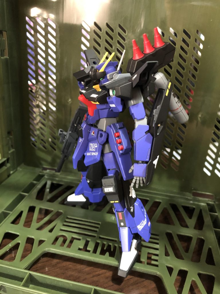 背中にファンネル３基を装備