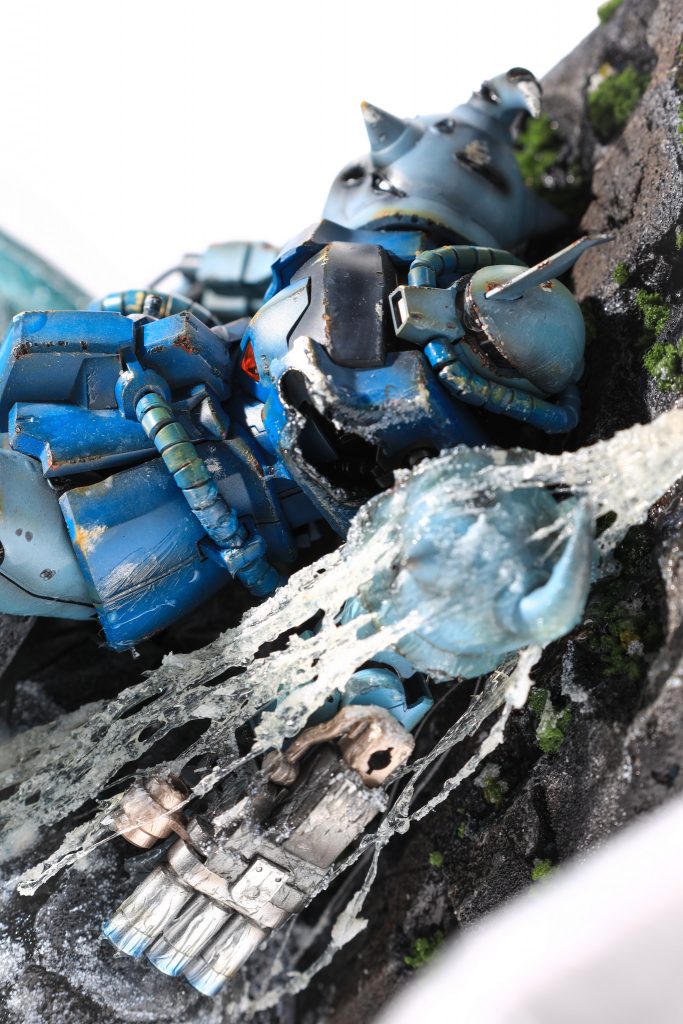 滝の表現ではテグスをある程度ベースで接着しジェルメディウムで肉付け内部フレームや武装の金属は錆びないという都合のいい架空の設定にして、ギラギラにし青やけなんかも少しつけました。