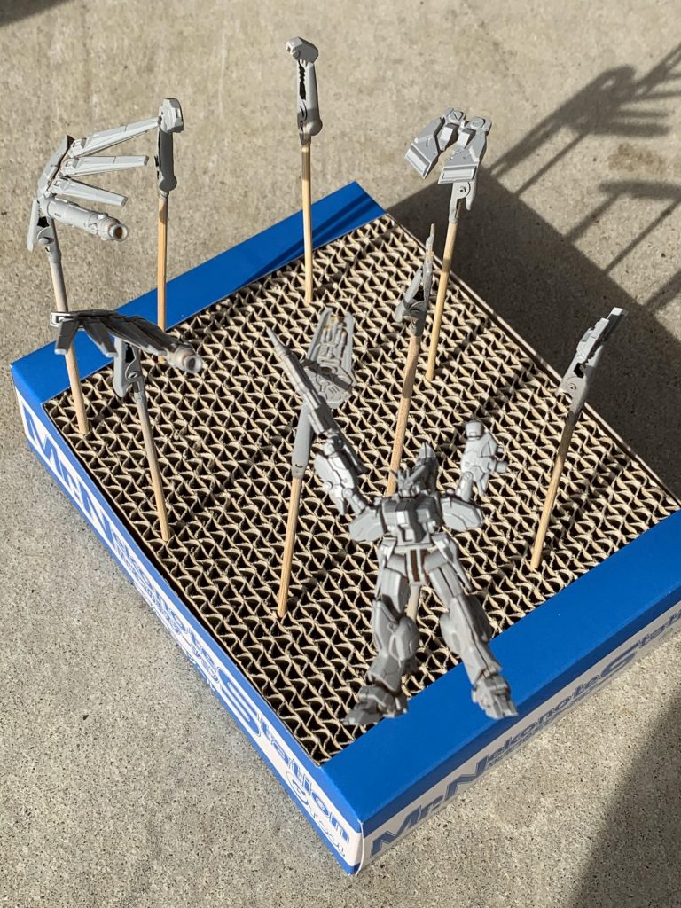 サフ吹き後。ちなみに今回はタミヤの「サーフェイスプライマー（グレー）」を使いました。ABS対応です。