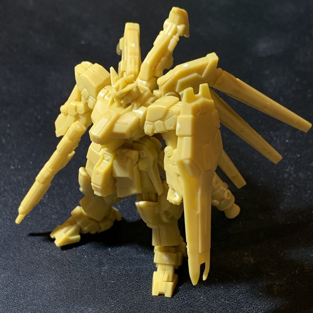 取り敢えず素組み。組むのに1時間以上掛かってしまいました。普通のガンプラと同様、接着剤不要のスナップフィットキットですが、合わせ目とかは流石に甘々です。こだわる人はこういうのも直すんだろうなあ。
