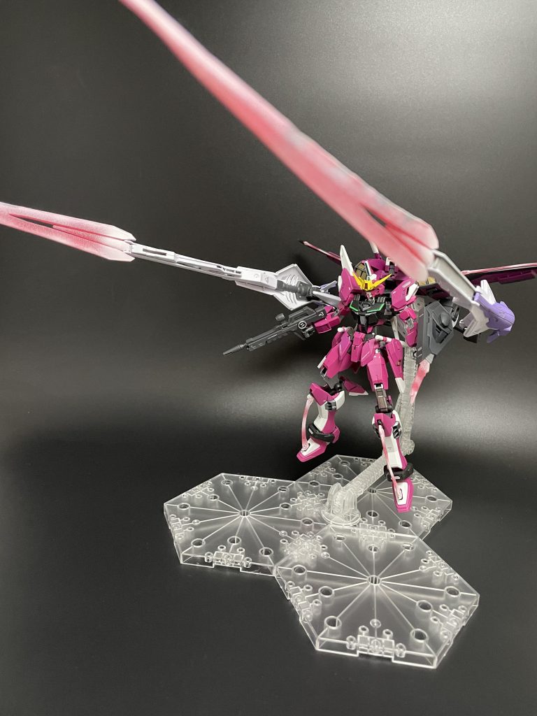 巨大ビームサーベル発振。付け根がボールジョイントなので自由に動きます。