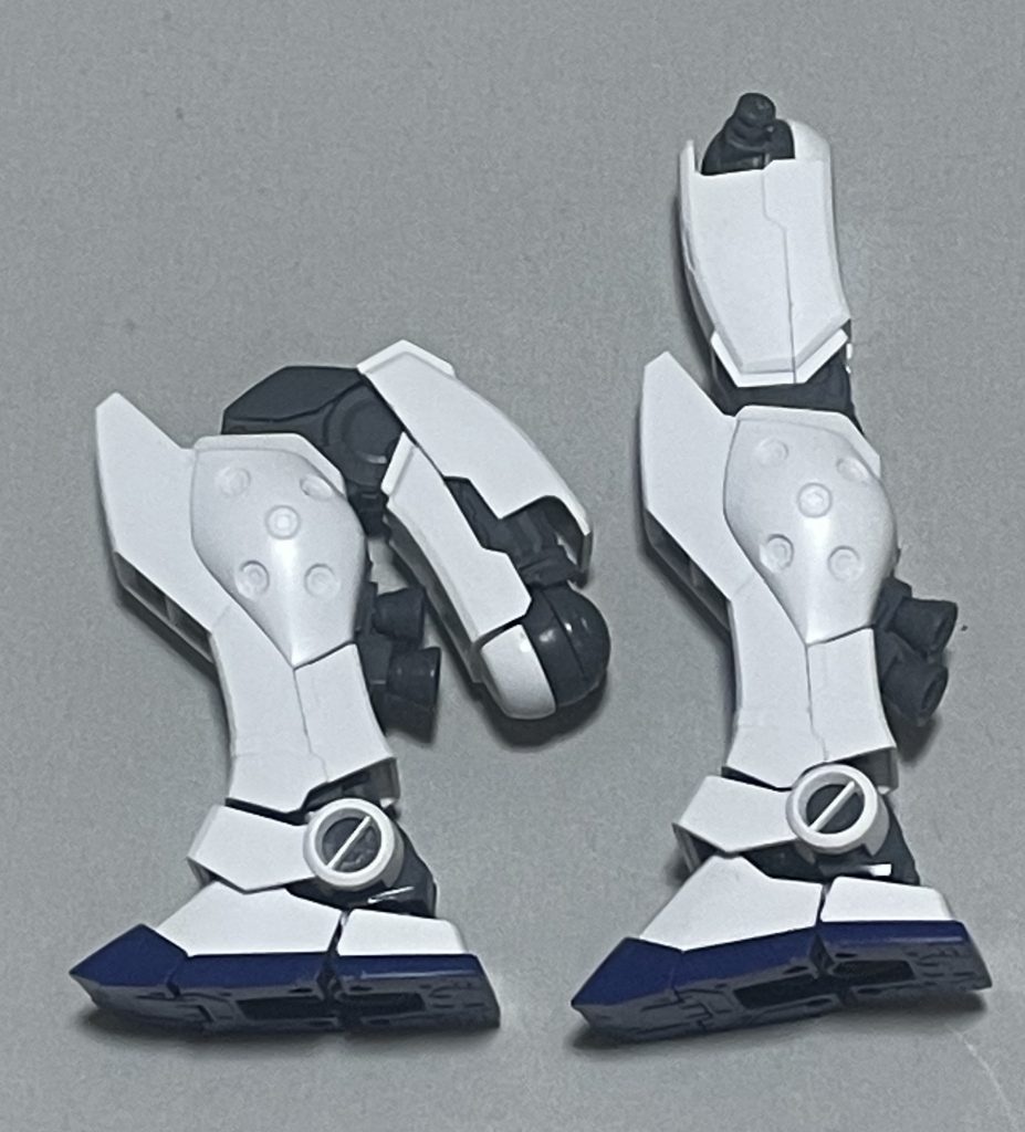 モモの装甲は、膝の動きと連動して、スライド稼働します。