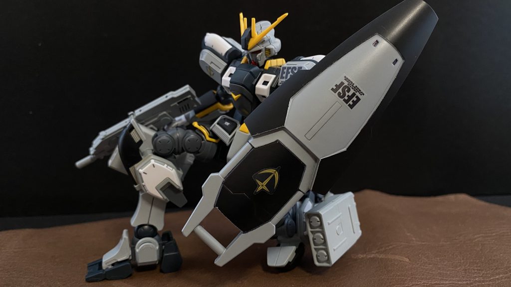 「君には失望したよ」 この基地の司令であるアラン・リード少佐は、重厚なオーク材の机の上に広がる報告書そして始末書、それらに目を通しながら静かに呟く。やがてその書類を読み終えた少佐はゆっくりと、重厚な机を挟み直立不動の姿勢を崩せない私の顔を見る。私の目を見据えるその目は蛇を彷彿させる。「じ、自分は…」「言い訳はいい」一蹴される。静かに席を立った少佐は、固まっている私に背を向けて窓の外を眺める。沈黙。私がそれに耐えきれなくなった時、少佐は静かに口を開く、「彼らのことは、残念だった、新しい人員を回す。曹長、君が指揮しろ、詳しくはおって通達。…それまで謹慎したまえ」 人気のないランチルームの隅、お気に入りのコーヒーも飲む気になれず、ぼんやりと窓の外の曇り空を見る、「おい、アイツだろ、ガンダムに乗って情けない生き残り方してきたヤツって」 数人の兵が、この基地に元からいるパイロット達が、下卑た笑い声を上げながらやってくる。私は…、そんなヤツらに何も言えず、何も出来ず、下を向いたままその場を後にした。