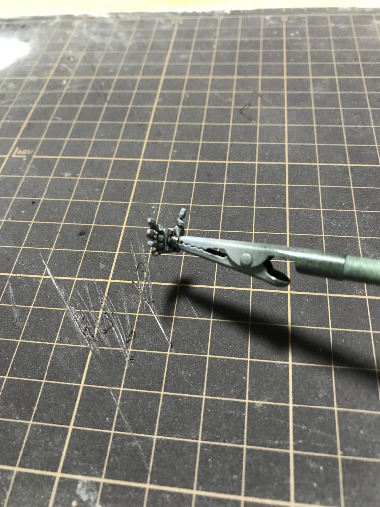 ワイヤーのみでは武器等を持たせるのに保持力が少ないと見たので手の平側のパーツに磁石を仕込み、武器の持ち手部分にも磁石を仕込む事で保持力の強化を図る事に。 この時の男の心境(なんでオレこんな事始めちゃったんだよ。。)  しかし、苦労の末に・・・