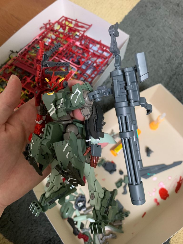 本家にはないギミックとして、ガトリングをアームで肩にマウントできるようにしています。また背部にはビルド系の2穴ジョイントがあるので、様々な装備を追加可能です。