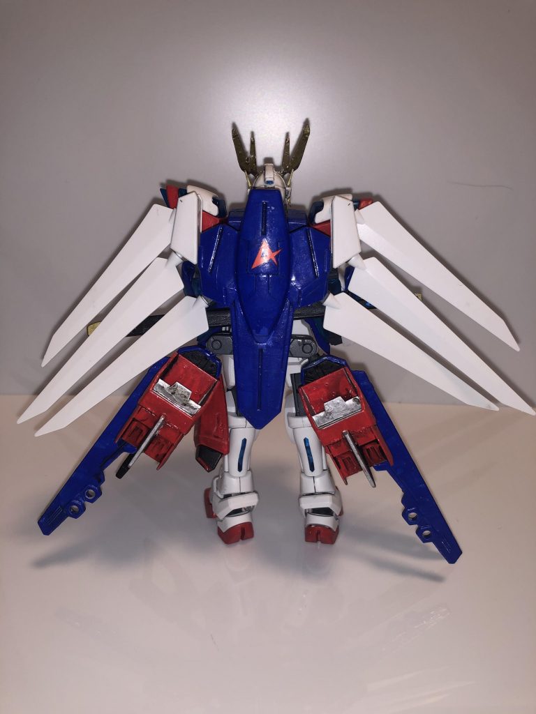 バックパックには単体で推進剤があり、本体エネルギーの消費を抑えることが可能。長時間の空中戦を可能にした。