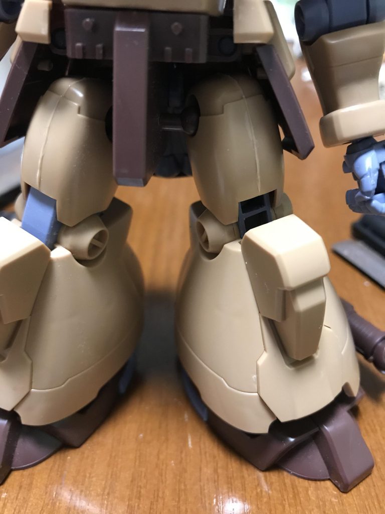 左がキット素のまま。右が加工したものです。膝関節ブロックを前側で削り込み。