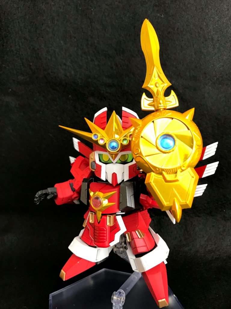 BB戦士版エルガイヤーのオリジナルギミックだった剣と盾を合体させた状態で腕へとりつける状態を、元祖SDガンダムワールド版でも再現できるようにしてみました。元祖SDガンダムワールド版では無改造だとなぜかできないのです…