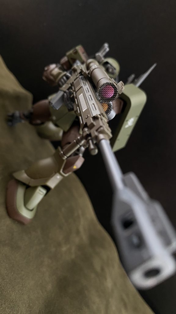 レティクルの中心にのっぺりとした顔が見える。RGM-79ジムと呼ばれる機体だ。その腹部には小さな穴が空いている。小さな穴とはいえ相手は18mもの巨体だ、その穴は人がくぐり抜けることができるほどの大きさがある。薄暗いコクピットの中で、ヨルク・ハモンド伍長は呟く、「ゆっくりとなめらかに、なめらかは速い」 軍人だった父方の祖父に教わった言葉だ。ヨルク伍長をその腹に収めた「ザク」が、18mの巨大な機械であることを感じさせない「なめらか」さで、そのザクの持つ、身の丈を超えるほどのライフルの次弾を装填する。先行した隊長機、フォルカー・エンデ少尉のアッガイをスコープ越しに捉える。背中を見せた少尉のアッガイが、よくやったと短い腕を振る。それと同時に、ピンと言う音とともに、今までスコープ越しの小さな明かりだけだった薄暗いコクピットに、光が入る。モニターに簡単なワイヤーフレームで表示された周辺の地形が俯瞰図として現れる。