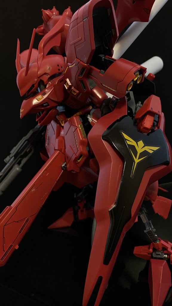 U.C.0094、宇宙へ生活の場を移した人類が、新しい大地としたスペースコロニー。その人工の大地の残骸、過去、大規模な戦闘の末、それらと共に漂う戦艦だった物が、骸となって漂う。いまだ帯電したそれら残骸により、放電現象が起きる。