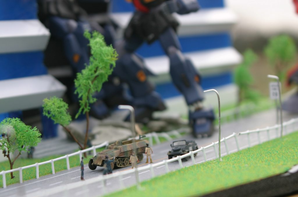 ティターンズ・連邦兵士は塗装でそれっぽく。ブライトさんやジェリドも居ます。車両は適当な物を配置。