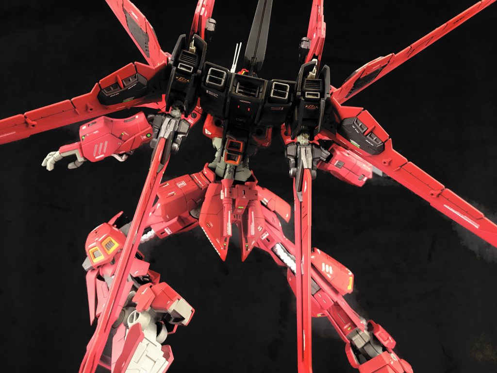 レギュレーションはSEEDの背中のコネクターが付いていること。なのでストライクガンダムの背中を移植し、ストライクルージュのオオトリ装備と百式バインダーをミキシングしたストライカーパックを作りました。