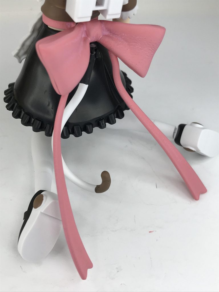 軟質プラスチックのリボンもピンクで塗りました。いちおうあらかじめミッチャクロンを吹きましたが、さてどうでしょう？