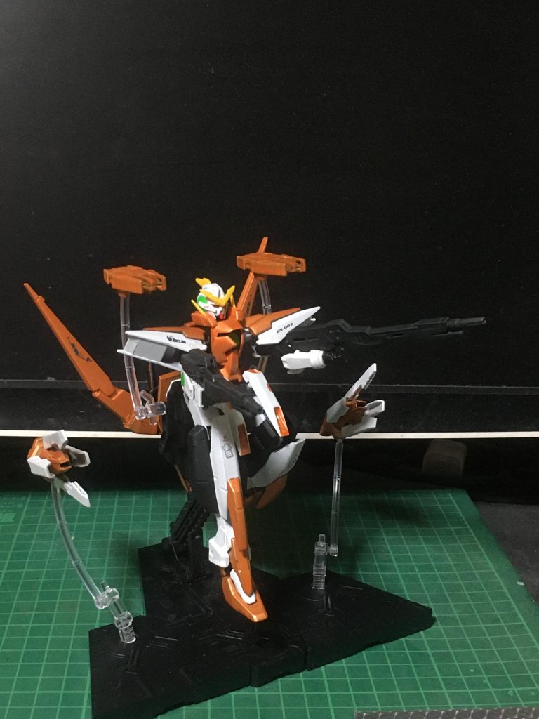 腰部装着のハルートモード羽根と機首がセンサーとして機能し、腰部コンテナに装備している大小4つのGNファンネルを手足の様に精密操作して戦う姿。フルバーストシーン