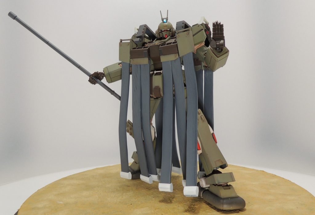 棒術使いの決めポーズを参考に、ポージングしてみました。指をシャキッと揃えた左手は、ガンダムベース限定ユニコーンガンダム(光の結晶体)に入っていた手刀を使用。棒は、陸戦型ガンダムS型に付属のビーム・ジャベリンを加工しました。