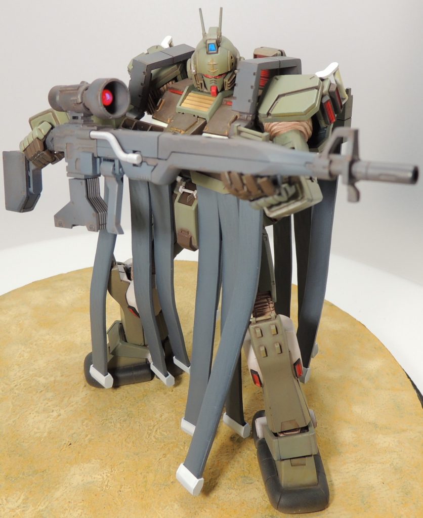 ガンダム・バウンサー本体に合わせて、「ロングレンジ・ビーム・ライフル」も製作。劇中では、コロニーのリングから狙撃してましたが、地上で構えさせてみました。1/144ガンダムベース限定システムウェポンキット004を使用。