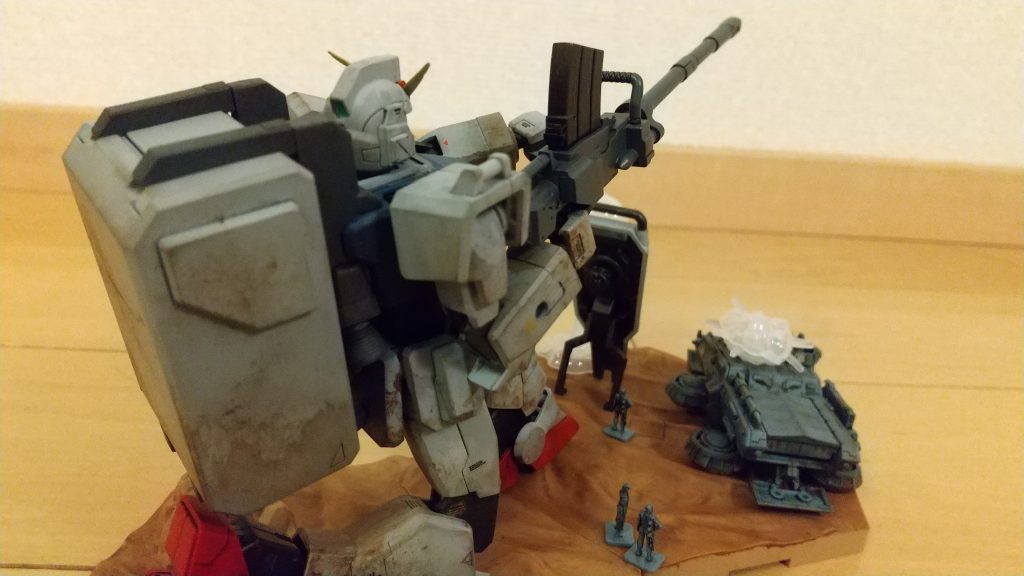 合わせ目消しとフル塗装で丁寧に作って、がっつりウェザリングしました。同スケールの連邦軍フィギュアもセットで、お得