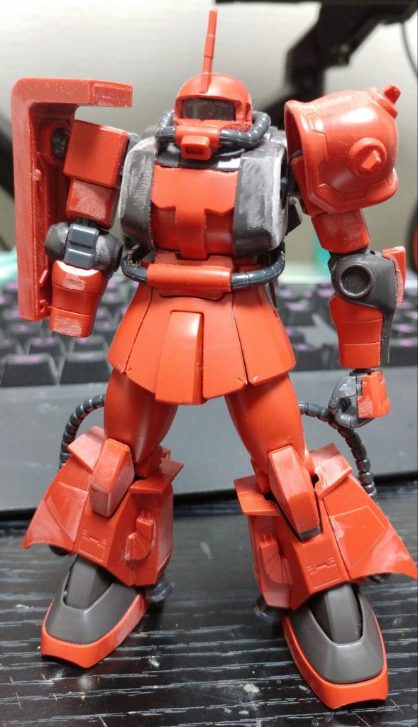 今回はサクッと胴体を両幅１mm延長し、東部のモノアイを大きく露出する加工を施しました。このHGUCのジョニザクは頭部モノアイ部分が若干、しかめっ面をしてて「ちょっとザクっぽくないなぁ」と思ったので手を加えてみました。