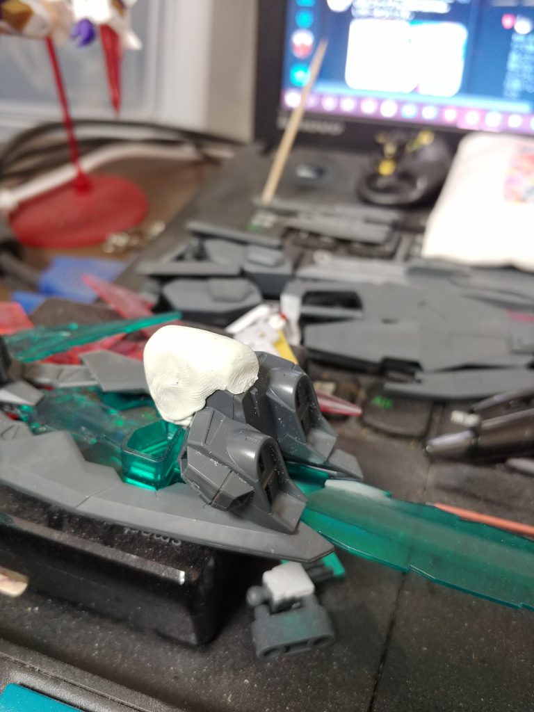 バックパックはジムⅢビームマスターのモノを加工して使用しています。パテで上部を延長して、3㎜棒を埋め込みました。