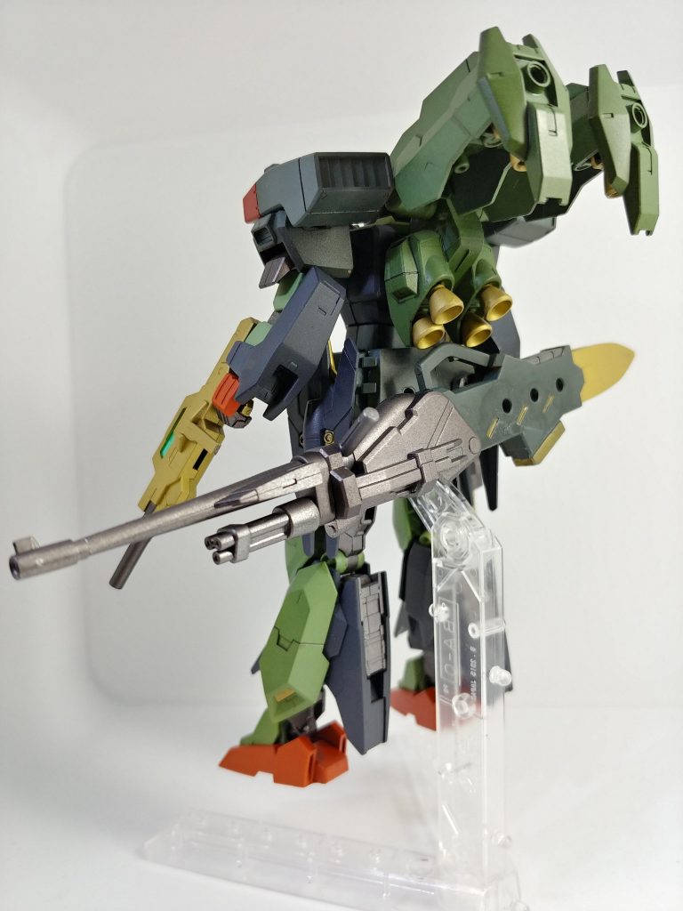 こちらバックショットです。背負いものがかなりボリュームを出してると思います。