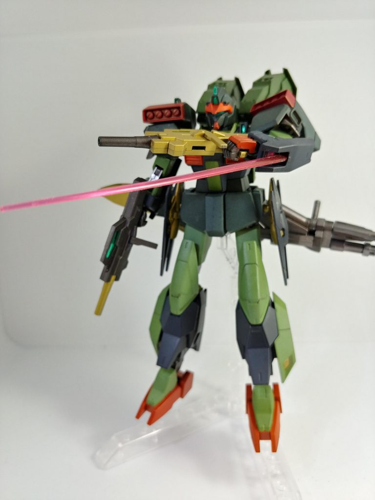 腕部ビームサーベルはここから出ます。射撃型ガンプラなので補助装備としての搭載ですが、即応性の高い装備になったと思います。