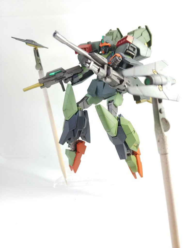 フュージョンライフルGO!腰にマウントして、片手で操作できるようになっています。ベースはチェンジリングライフルなので遠距離ビームと弾幕ガトリングを使い分けられる装備です。基本運用はセンサービットと連携した高精度射撃を想定しています。