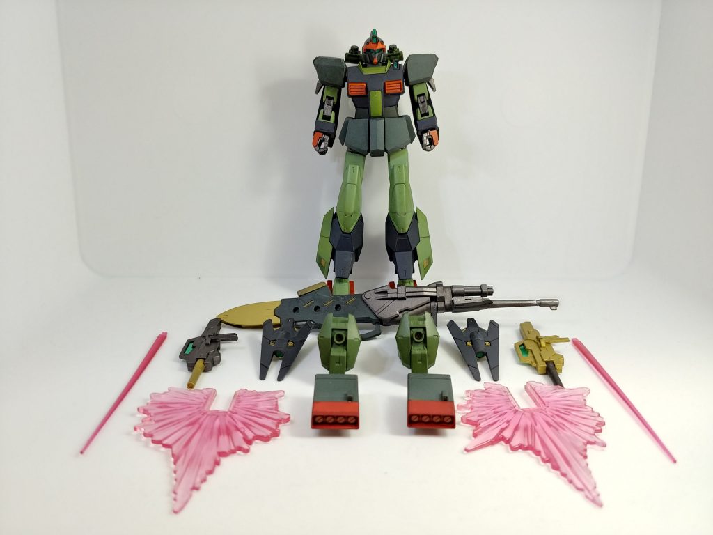 装備品一覧です。・腕部ビームサーベル×2・サブマシンガン×2・肩部ミサイルポッド×2・センサービット×2・バインダー兼ビームシールドビット×2・フュージョンライフルかなり大盛のガンプラになりました。