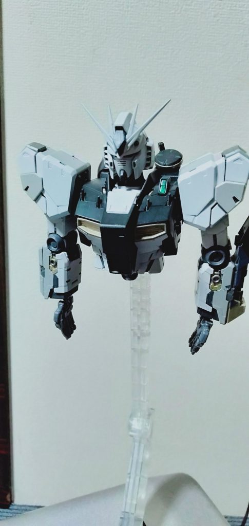 上半身の外装組立塗装工事中の図白単色も味気無いので塗り分けしてます