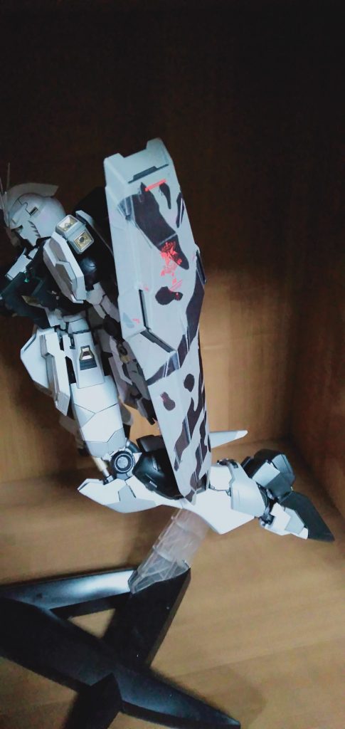 シールドの牛柄模様をやってみたベースにガンメタル吹いて上塗りに明灰白色を使いました膝の曲がり具合を確認中