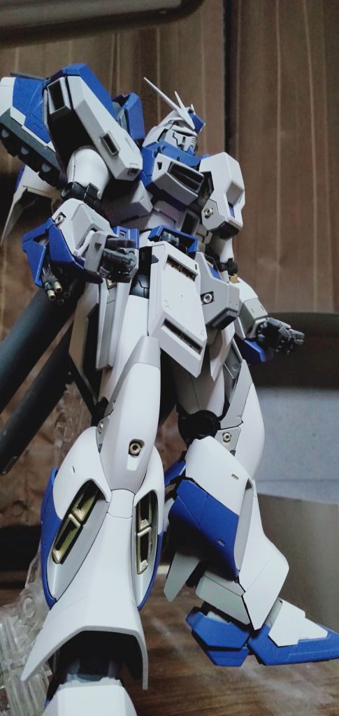 外装の取り付け工事の続きとパネルの開閉箇所の確認使用塗料はタミヤスプレーのブルーバイオレットとインシグニアホワイトと明灰白色を中心に使ってます全身につや消しトップコートを吹いてます