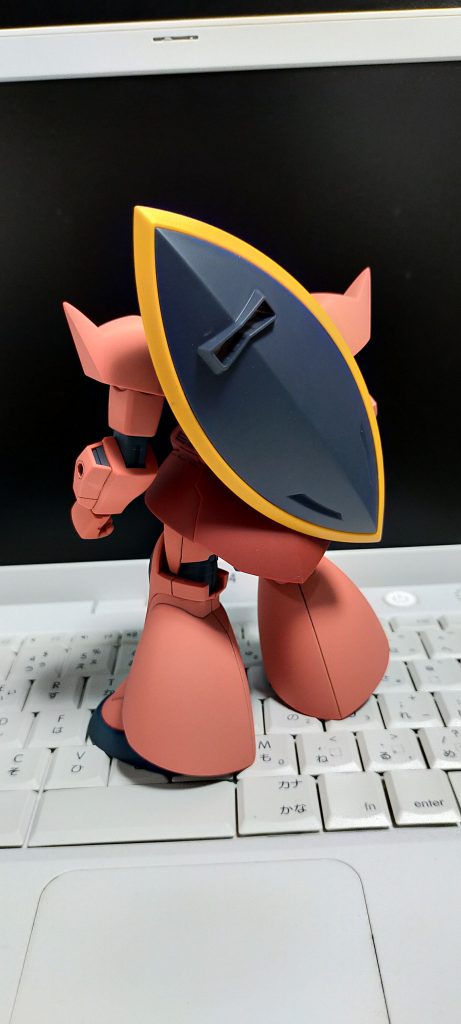 スミ入れは0.2ミリのシャーペンだけ。シールド裏はガンダムマーカー。