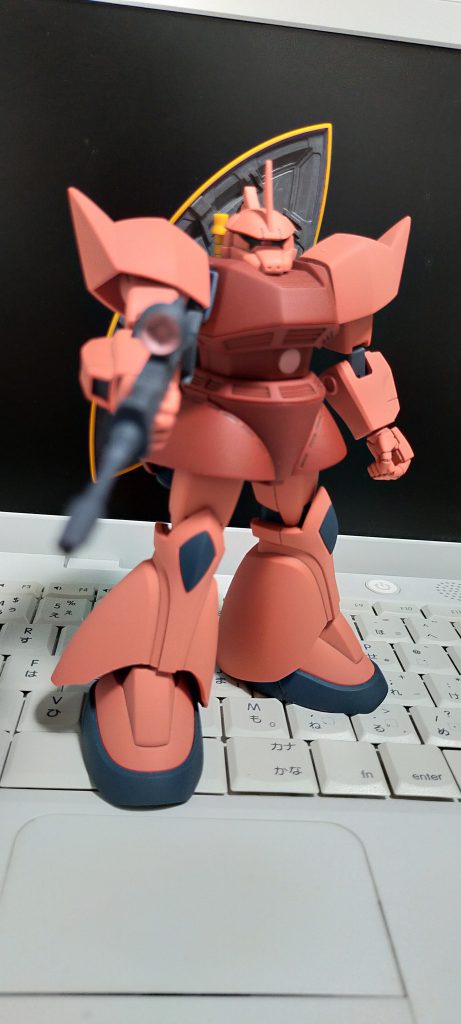 ヘソとスコープをピンクで爪楊枝で塗りました。筆いっぱいあるのに…シャア専用〇〇って、なんか良いですよね。