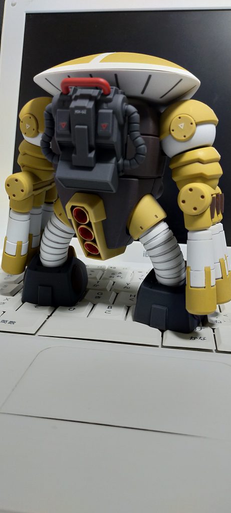 マーキングシール貼った上にいつものスミ入れトップコートと、バーニアと胸のインテーク、メガ粒子砲はメッキ調ペンのゴールド、ロケット砲の関節の所はエナメルこげ茶で部分塗装。モノアイはピンクのホイルシール。