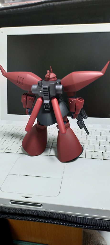 モノアイはピンクのホイルシール。プロペラントタンクはジャンクから適当なのをつけました。もらった状態が作りかけということもあって、パーツが揃ってないんですね。