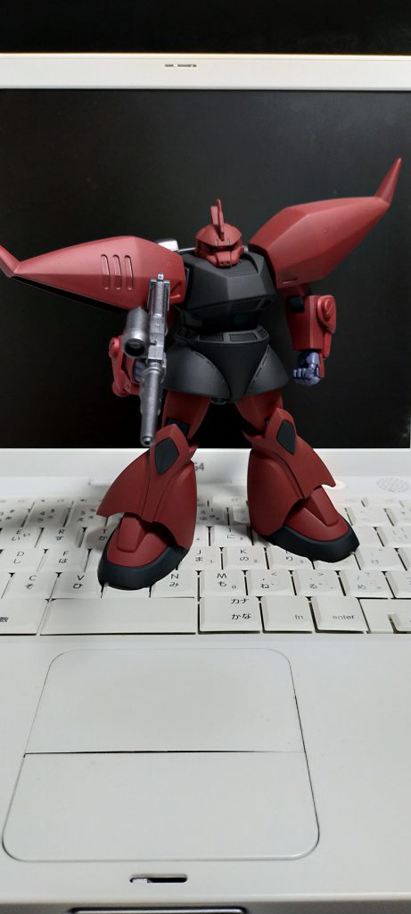 肩の中のバーニアと後ろのビームサーベルは、前から見たら見えないので割愛。肩のジオンマークを貼り忘れました（泣）